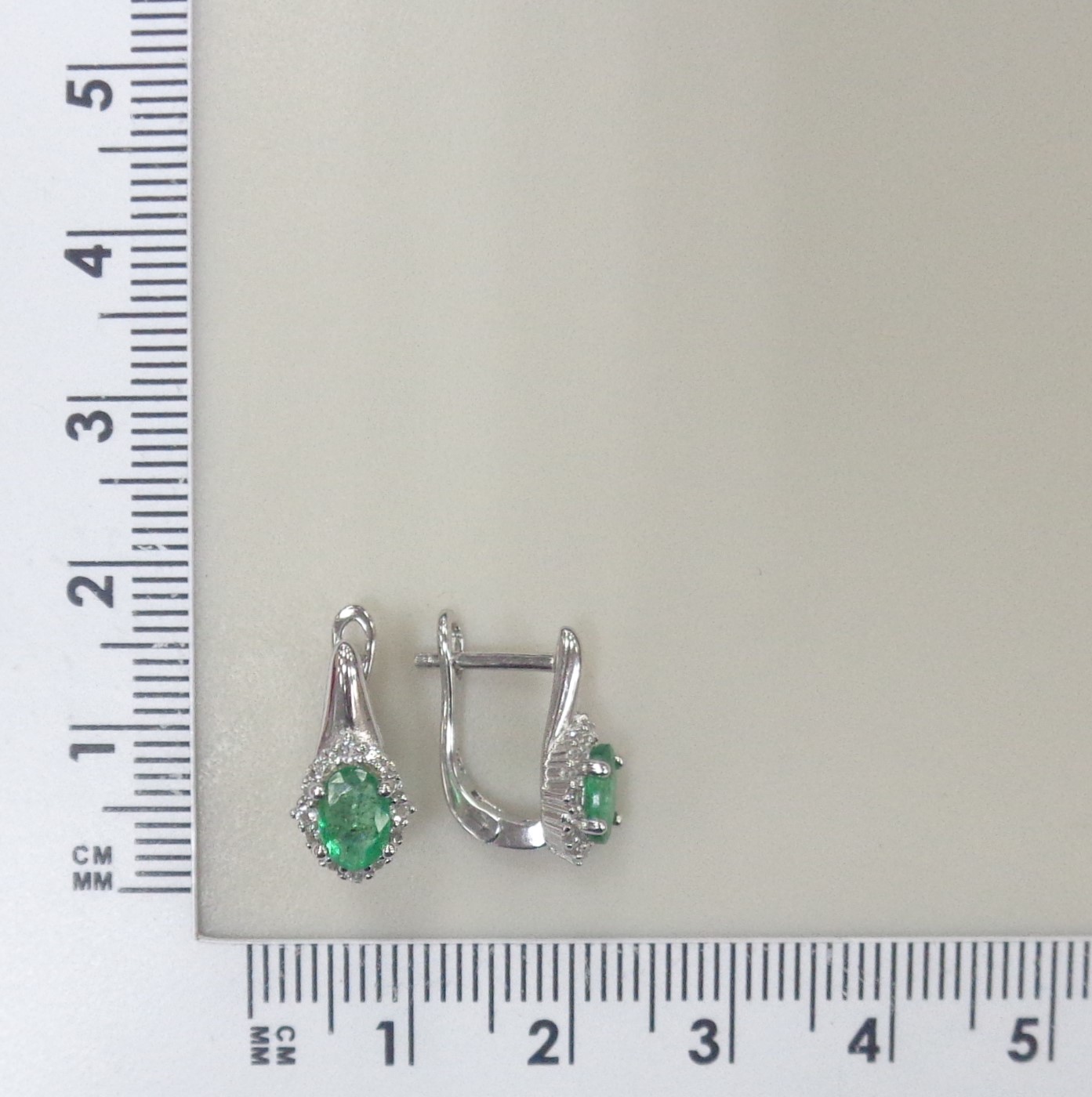 Серебряные серьги с изумрудами